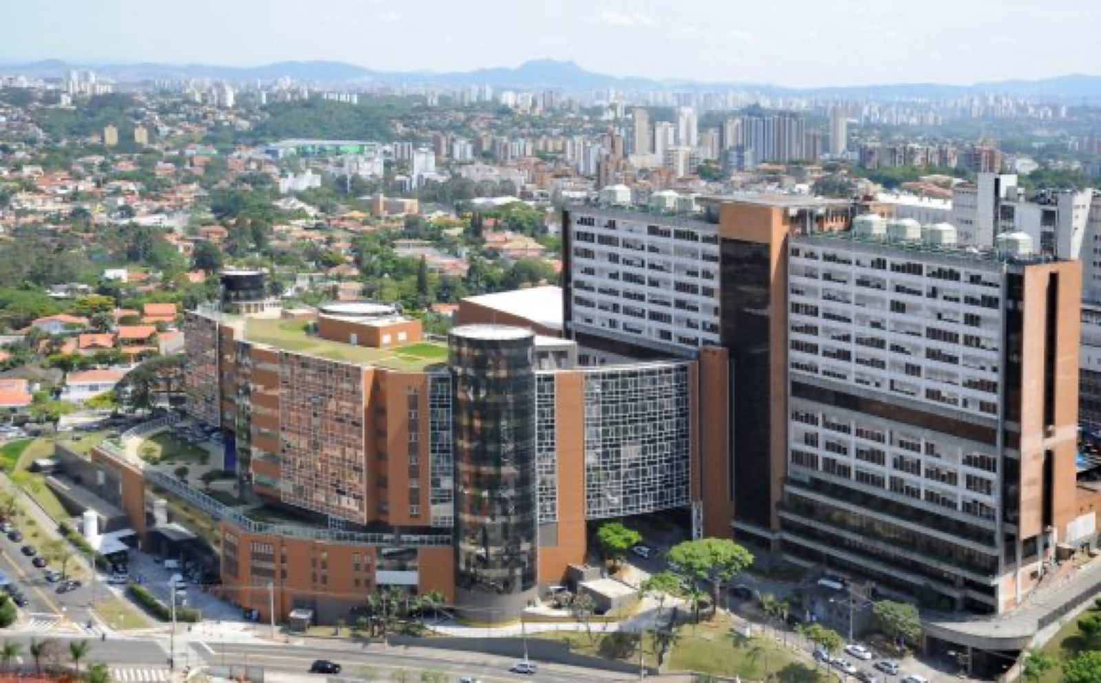 Fachada do Hospital Israelita Albert Einstein, em São Paulo, onde o primeiro paciente foi atendido e testado (foto de 17/06/2020; imagem de contexto, não do dia)
