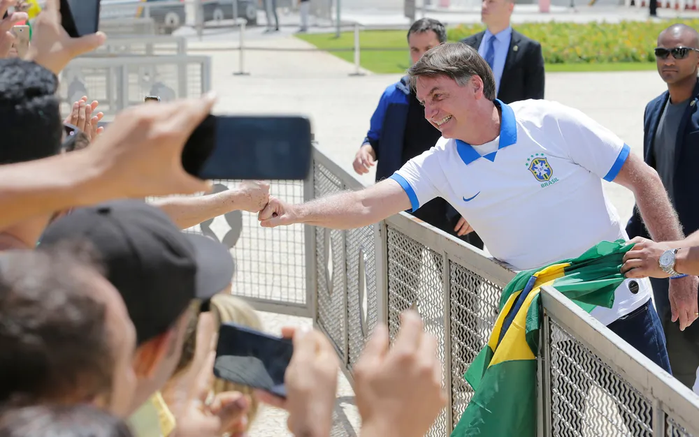 Bolsonaro cumprimenta apoiadores em ato em Brasília, contrariando recomendações médicas, 15/03/2020