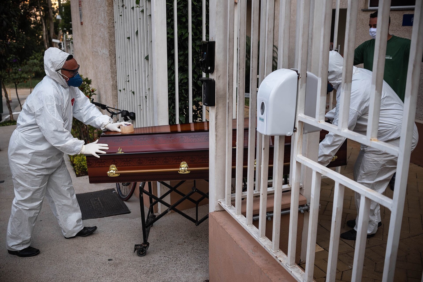 Caixão de paciente de covid-19 que morreu em casa, São Paulo, 20/04/2020 (contexto: mortes fora do hospital e subnotificação)