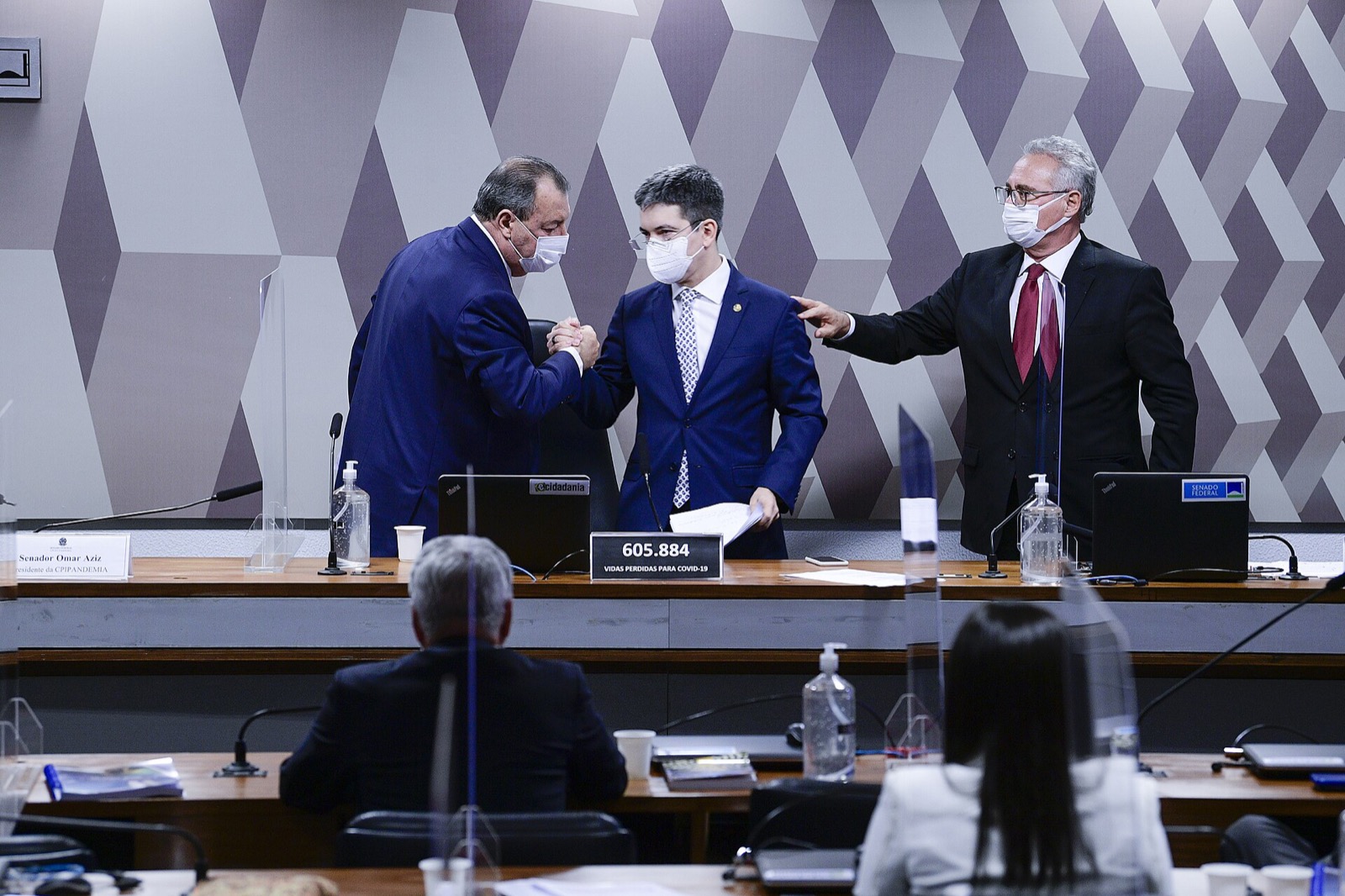 Randolfe Rodrigues, Omar Aziz e Renan Calheiros se cumprimentam na sessão de votação do relatório final, 26/10/2021