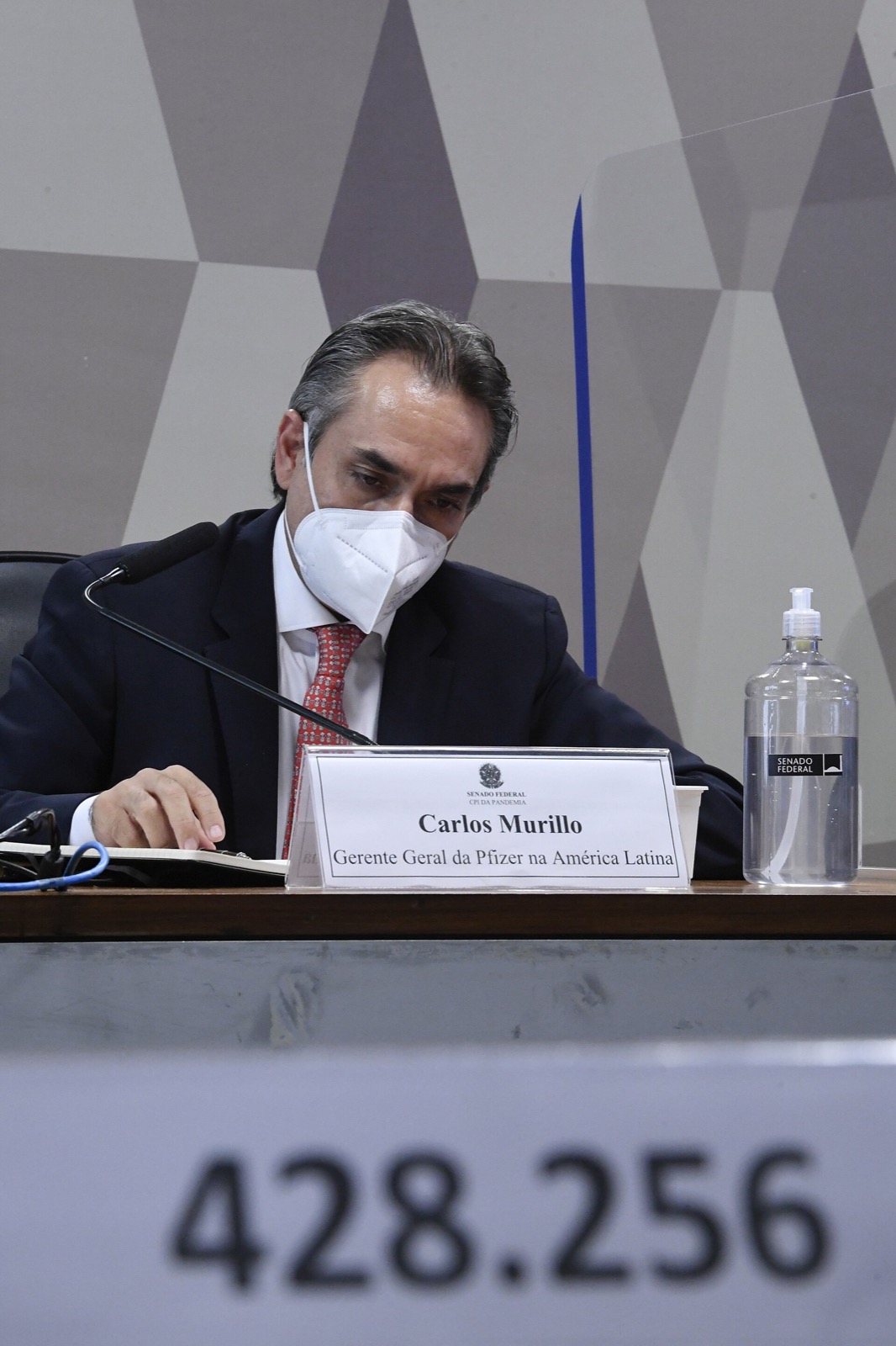 Placa na bancada da CPI: '428.256 vidas perdidas para Covid-19', no dia do depoimento da Pfizer, 13/05/2021