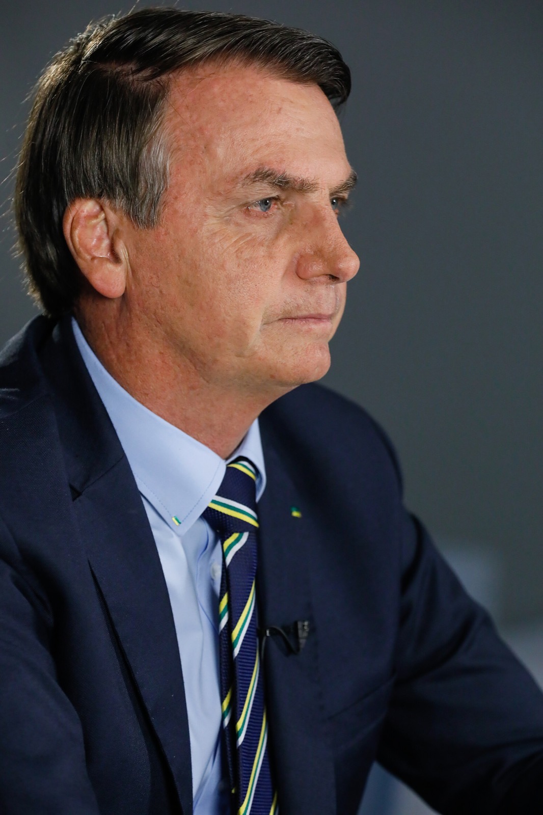 Bolsonaro de perfil na gravação do pronunciamento, 24/03/2020