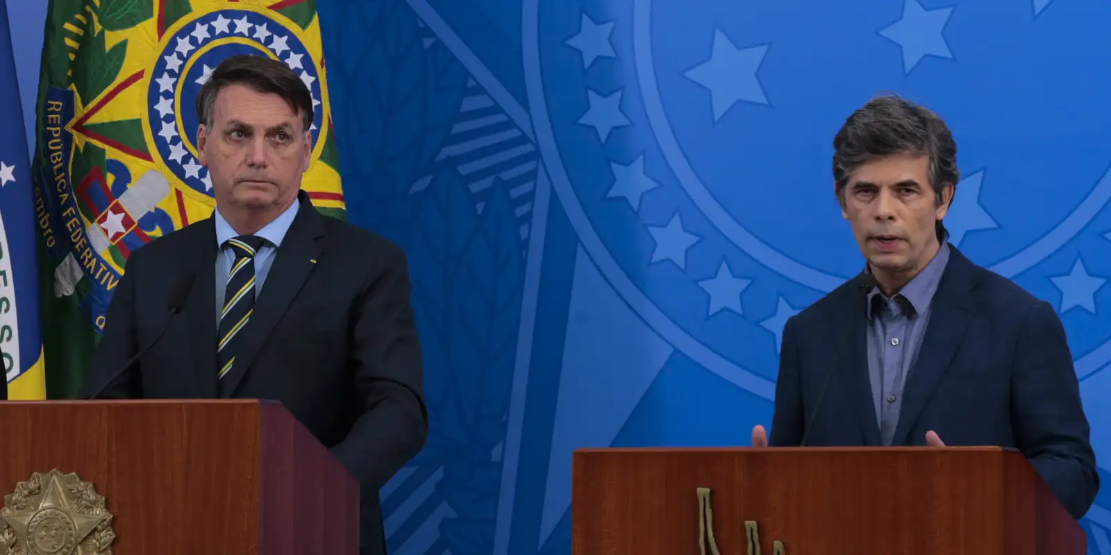 O presidente Jair Bolsonaro e o novo ministro da Saúde, Nelson Teich, durante pronunciamento no Palácio do Planalto, 16/04/2020