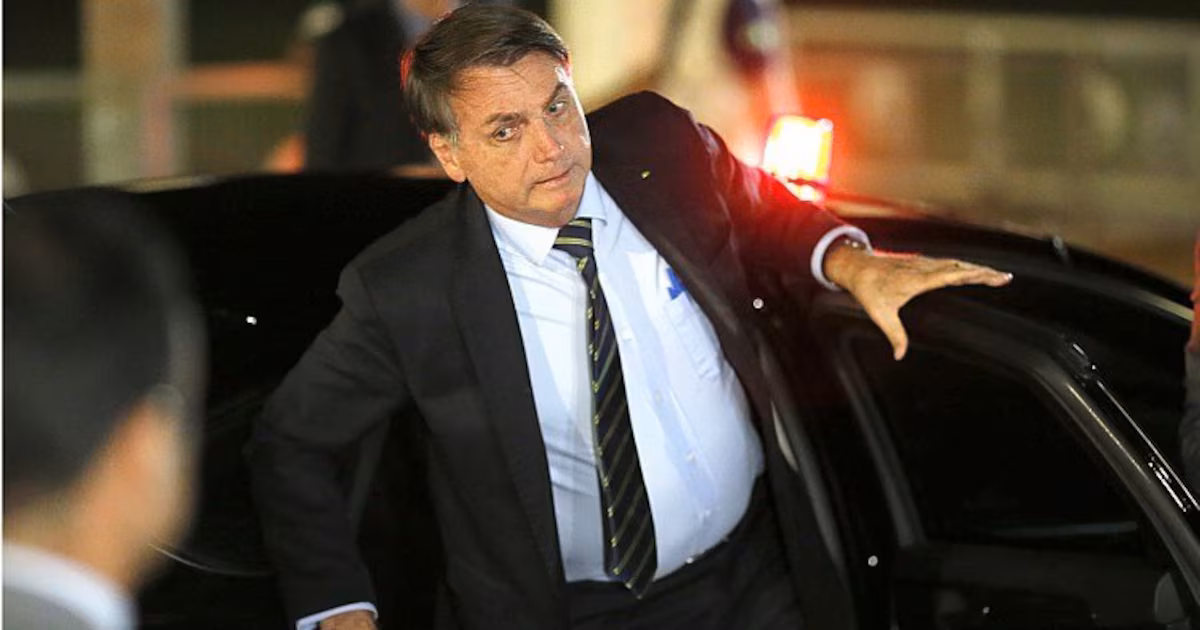 Bolsonaro desce do carro, à noite, em foto que ilustra a reportagem do Estadão sobre o 'E daí?' (a data da foto não está na legenda)