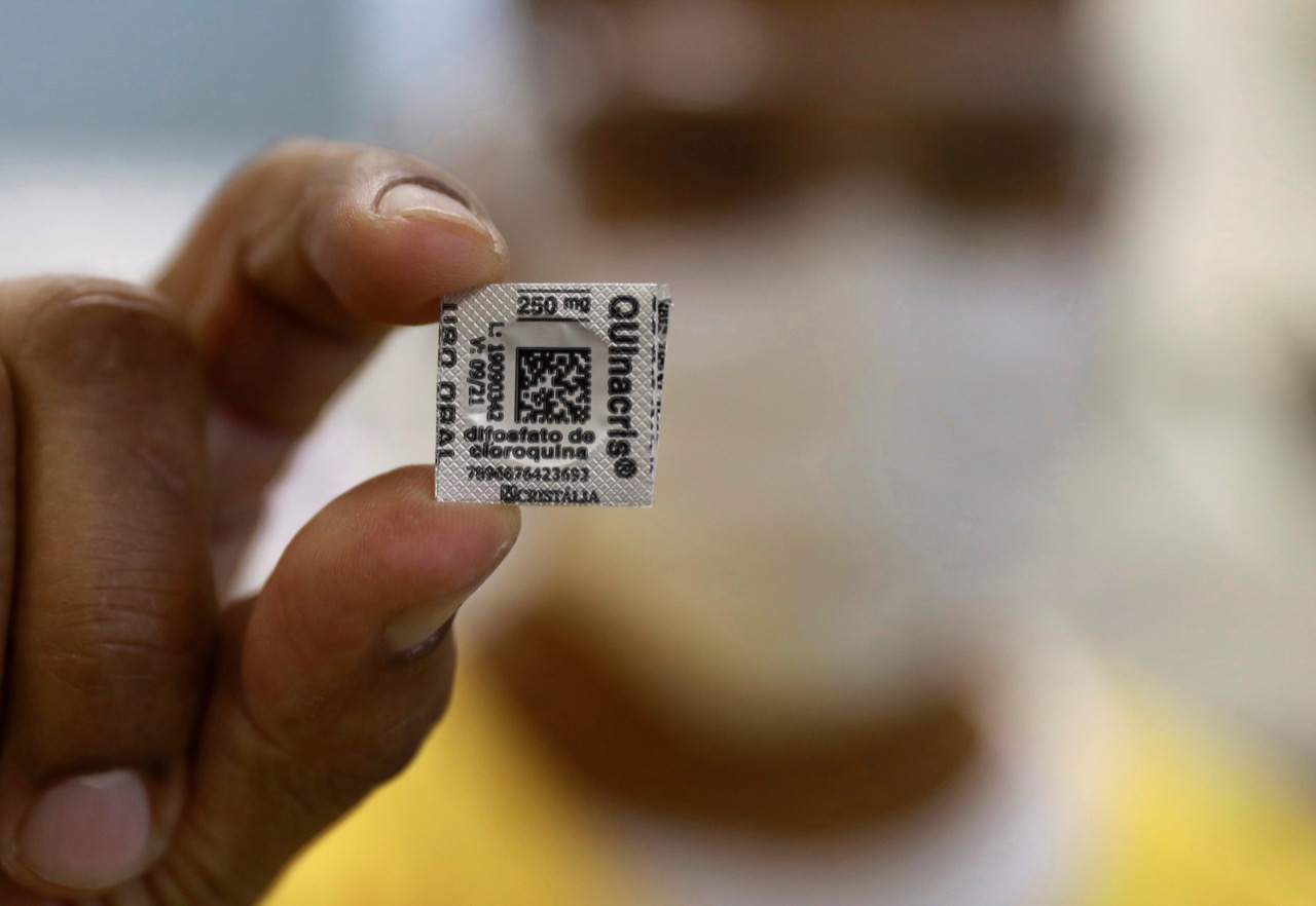 Profissional de saúde segura comprimido de hidroxicloroquina em hospital de Porto Alegre (RS)