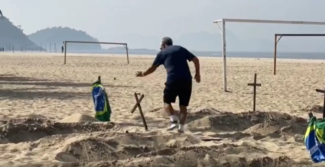 Covas e cruzes abertas pela ONG Rio de Paz na praia de Copacabana, 11/06/2020 (ato atacado por um homem no mesmo dia)