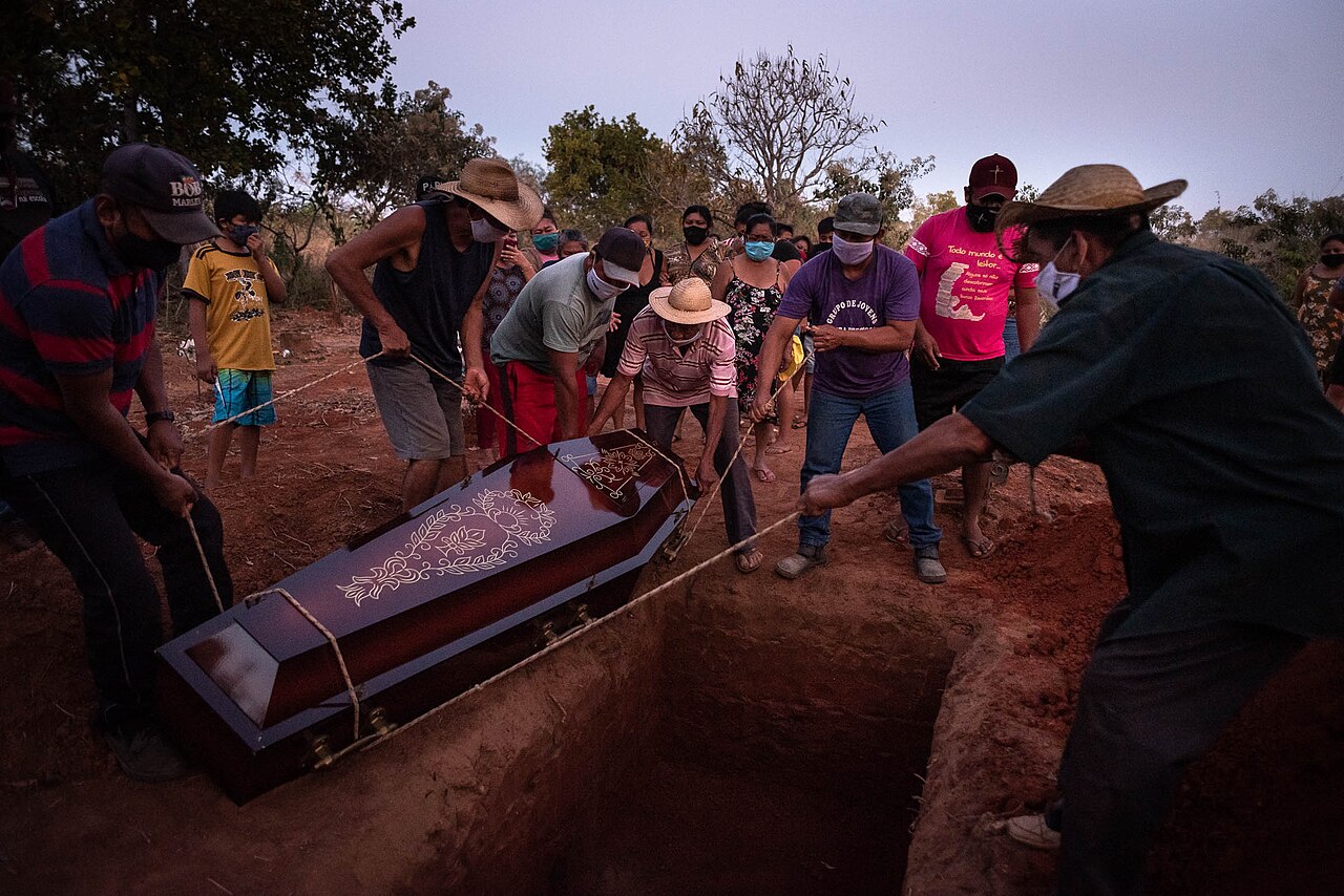 Parentes velam o professor terena Saulo Antonio, morto de covid-19 no Dia dos Pais, aldeia Bananal (MS), 09/08/2020, dia seguinte à marca de 100 mil
