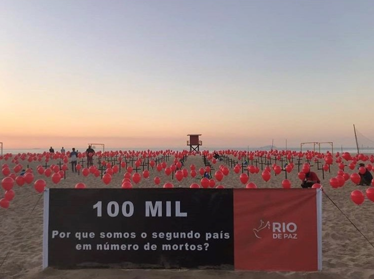 Balões vermelhos e cruzes do Rio de Paz na praia de Copacabana em homenagem às 100 mil vítimas, 08/08/2020