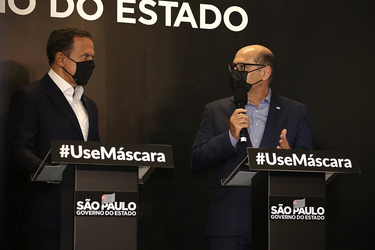 Doria e Dimas Covas em coletiva no Butantan em 09/11/2020, véspera da postagem presidencial.