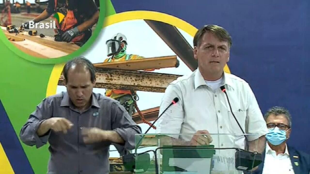 Bolsonaro discursa, ao lado de intérprete de Libras, no evento de assinatura de medidas provisórias em Porto Seguro (BA) em 17/12/2020 — quadro de vídeo usado pelo G1.