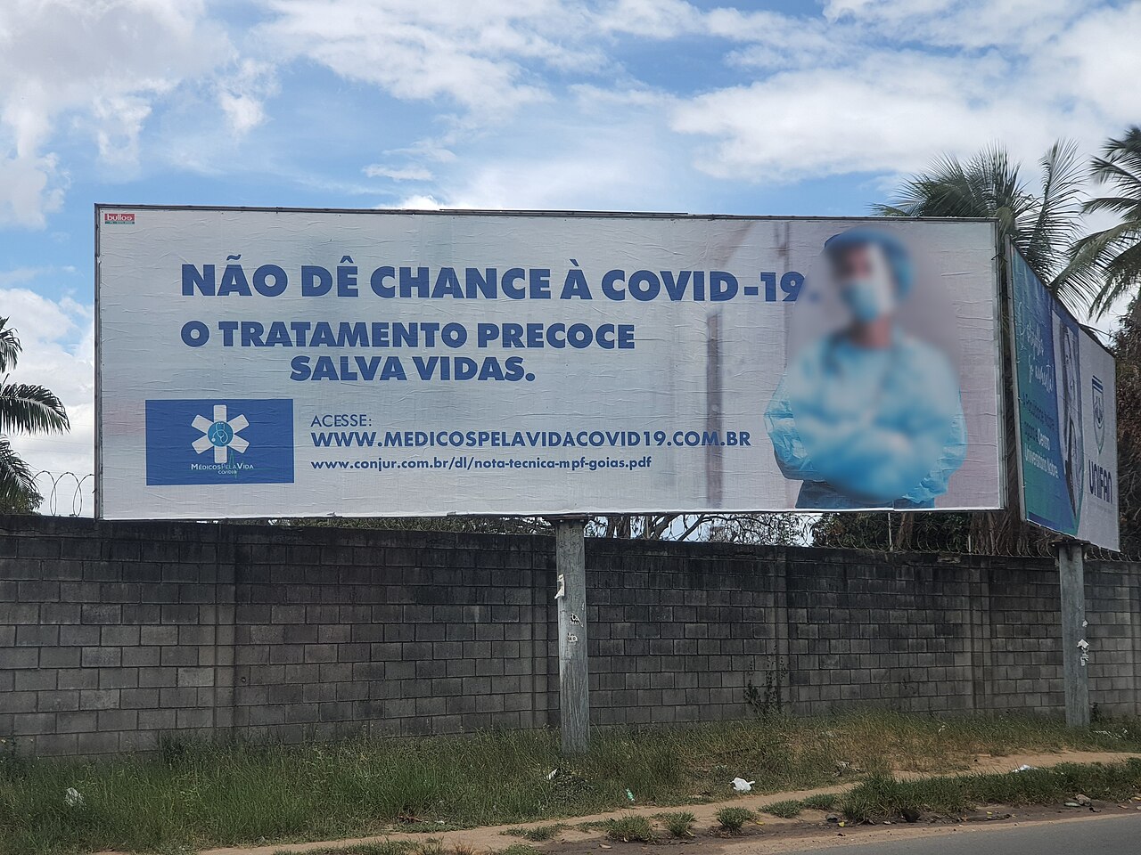 Outdoor 'Não dê chance à Covid-19 — o tratamento precoce salva vidas', fotografado em março de 2021 (imagem de contexto da campanha que o TrateCov materializava).