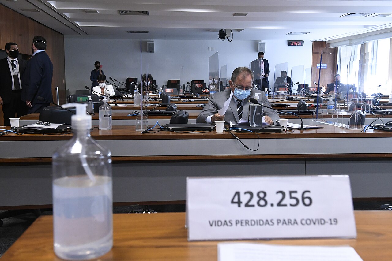 Placa na bancada da CPI com o número de mortos até a véspera do depoimento da Pfizer: '428.256 vidas perdidas para Covid-19' (13/05/2021).