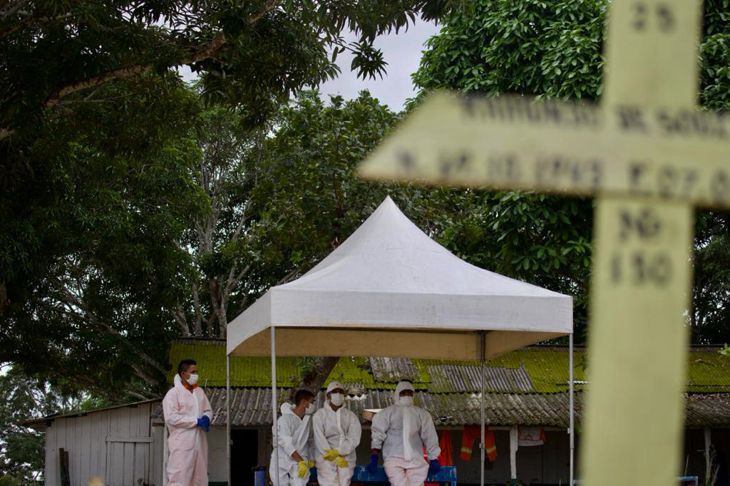 Sepultamento de vítima da covid-19 no Cemitério Nossa Senhora Aparecida, no Tarumã, em Manaus, em 01/03/2021 — março de 2021 foi o mês em que o país chegou às 300 mil mortes.