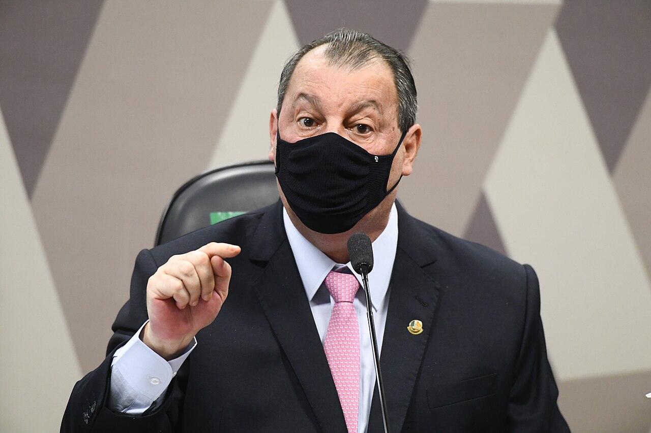 Omar Aziz, presidente eleito da CPI, discursa à mesa na reunião de instalação.