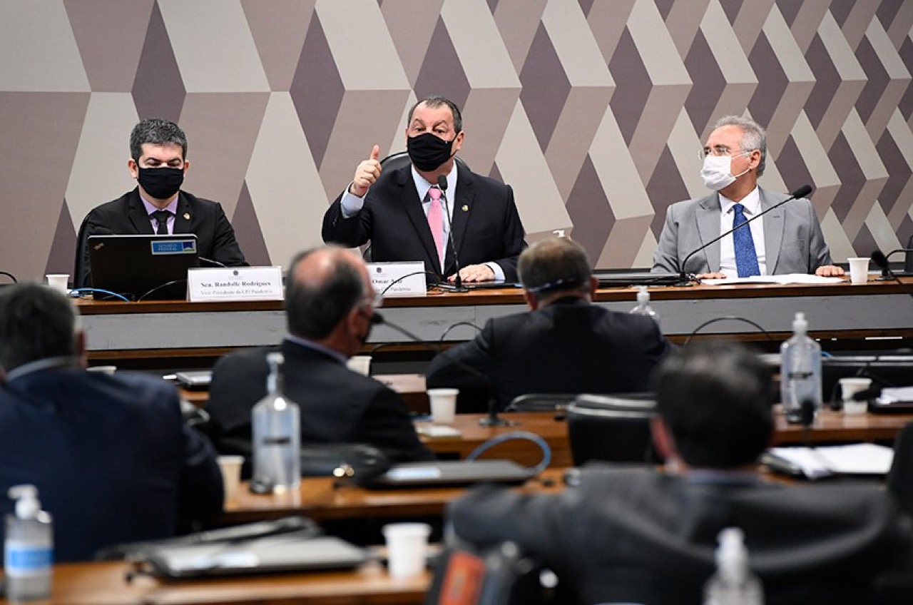 Randolfe Rodrigues (vice-presidente), Omar Aziz (presidente) e Renan Calheiros (relator) à mesa da CPI.