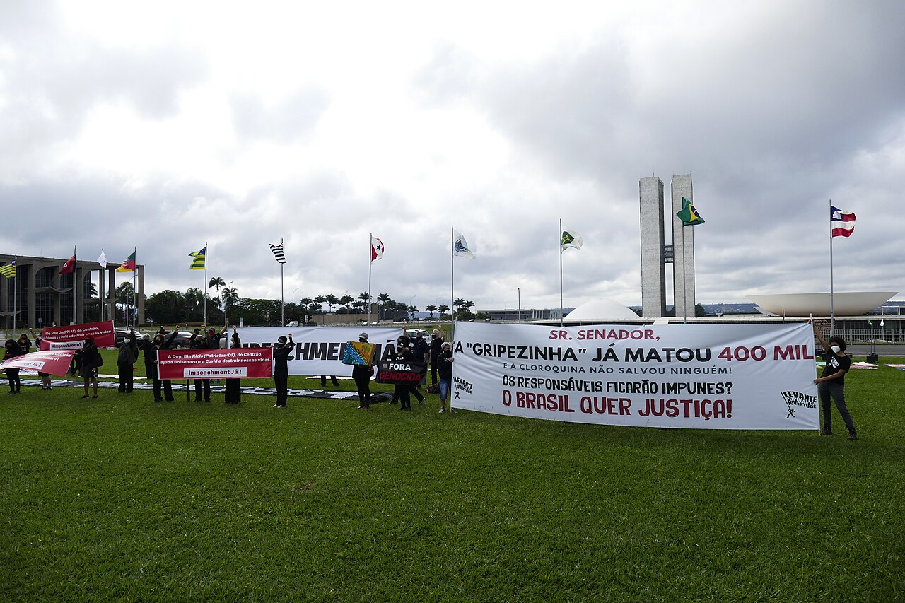 No mesmo ato diante do Congresso (30/04/2021), manifestantes exibem faixa que pede o impeachment do presidente da República.