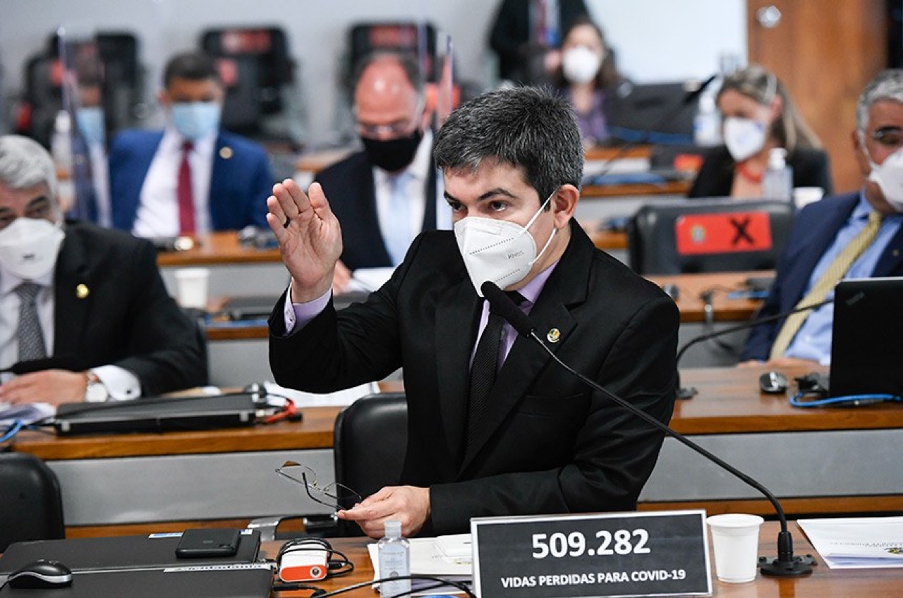 O vice-presidente da CPI, Randolfe Rodrigues, durante a sessão de 25/06/2021, em que apontou a abertura tardia de inquérito sobre a compra da Covaxin.
