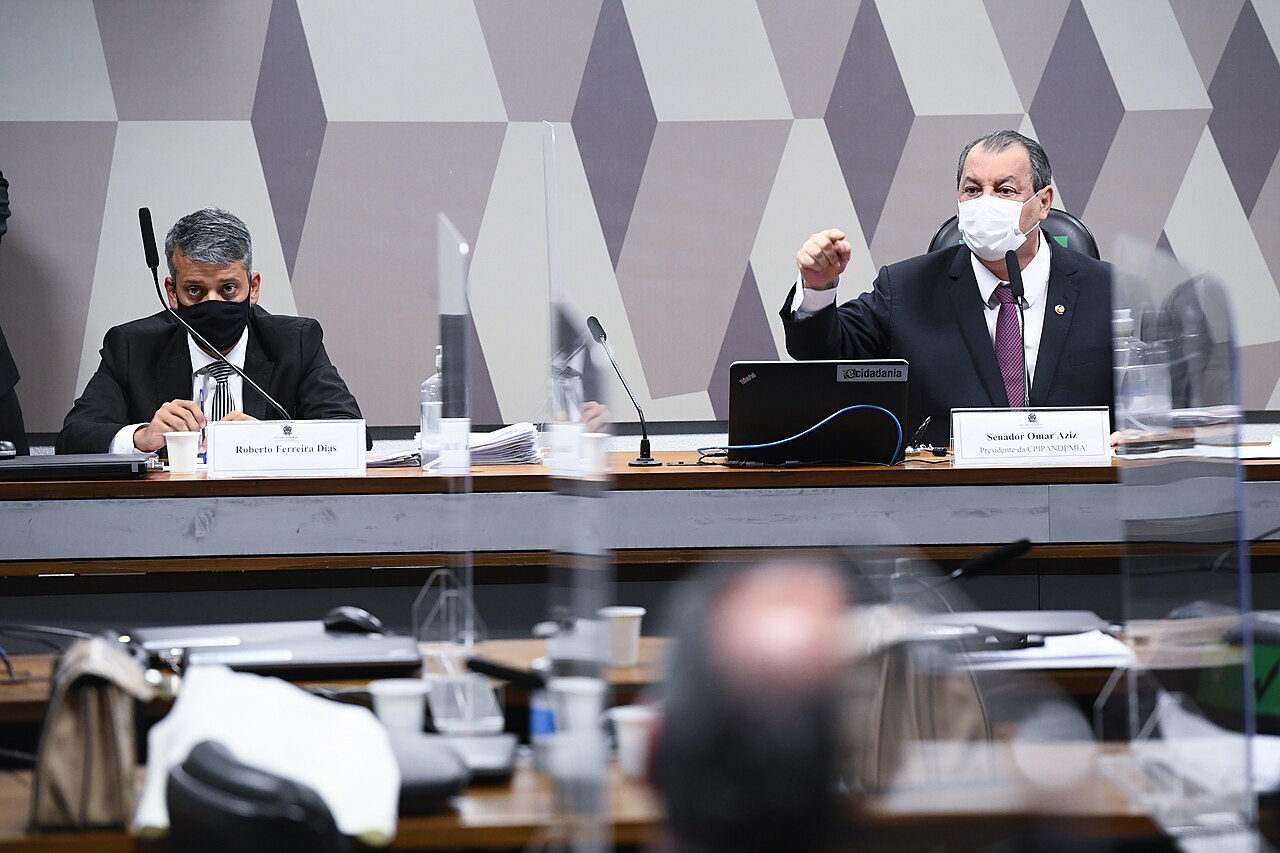 Na CPI, no mesmo 07/07/2021, Omar Aziz dá voz de prisão ao ex-diretor de Logística do Ministério da Saúde Roberto Ferreira Dias — episódio a que o discurso alude ao falar em 'ameaças de prisão'.