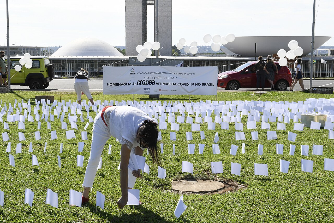 Outra vista do ato da Avico Brasil diante do Congresso Nacional, em 15/10/2021.