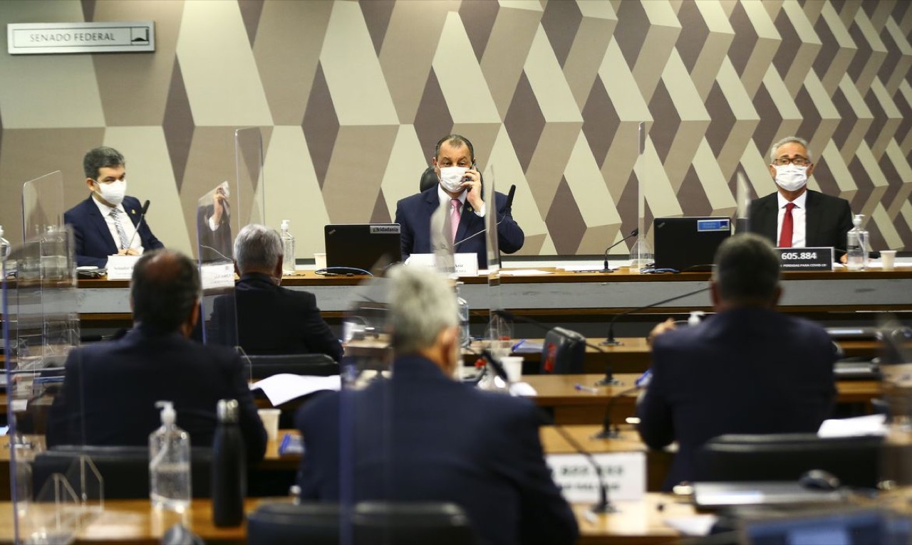 Sessão da CPI da Pandemia de 26/10/2021, que aprovou o pedido de retratação e de suspensão das redes do presidente por causa da live.