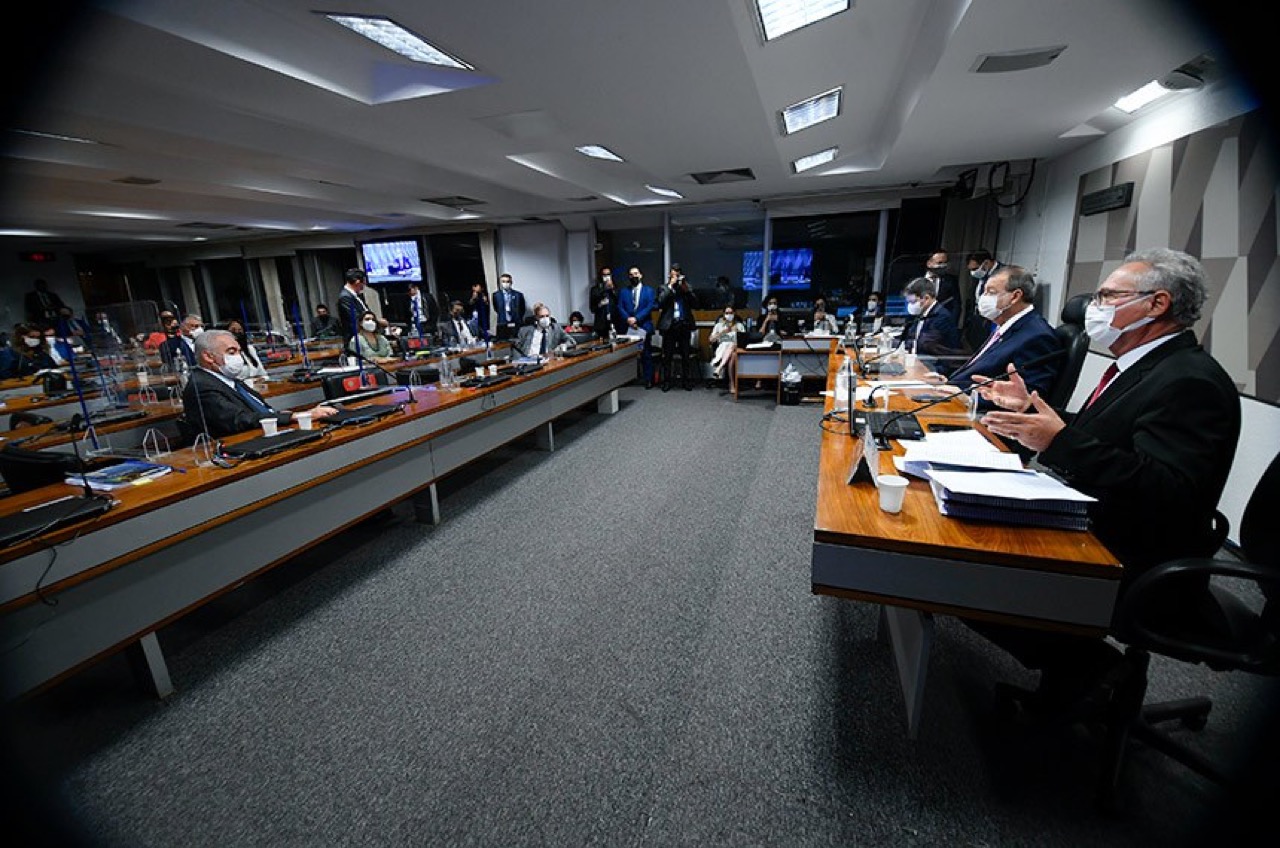 Sala da CPI durante a votação que aprovou o relatório final por sete votos a quatro, em 26/10/2021.
