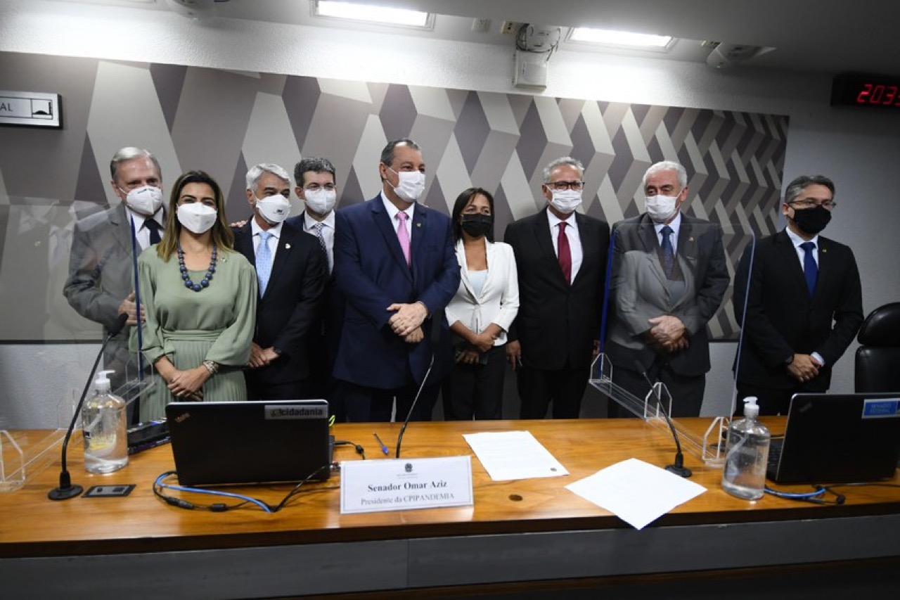 Integrantes da CPI posam à mesa logo após o encerramento dos trabalhos, em 26/10/2021.