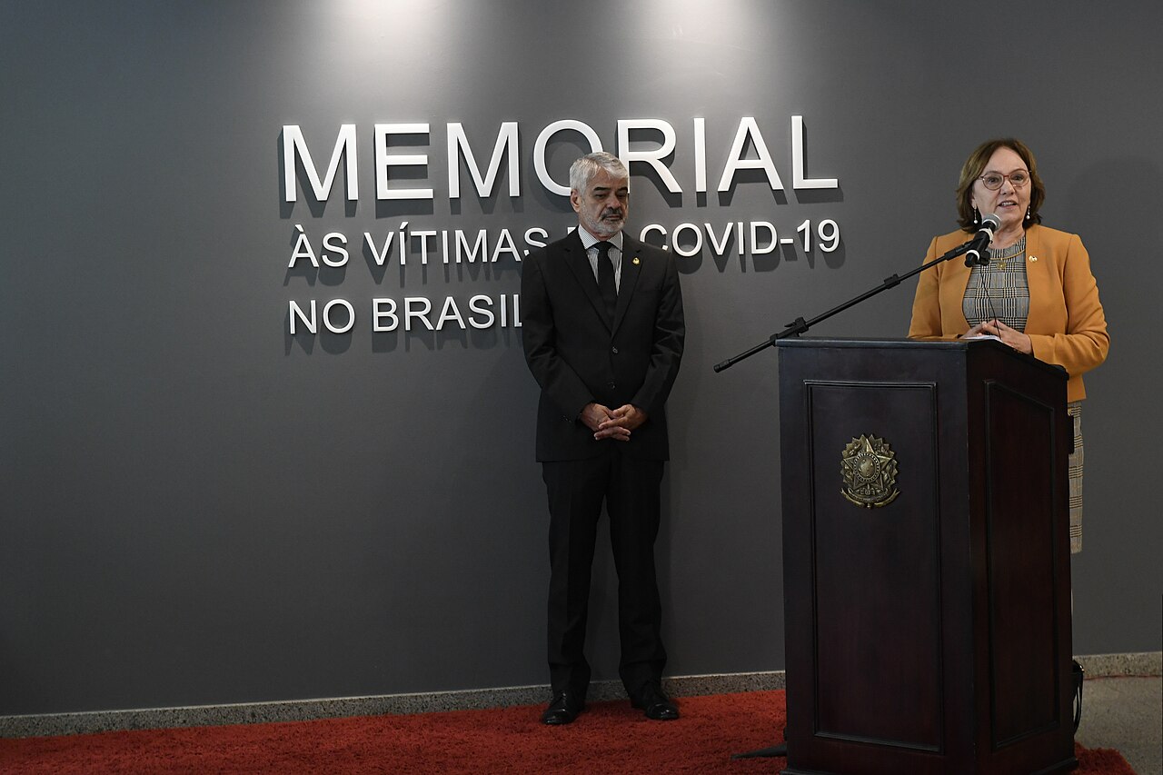 A senadora Zenaide Maia discursa diante do painel 'Memorial às vítimas da covid-19 no Brasil', ao lado do senador Humberto Costa, em 15/03/2023.